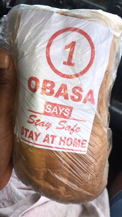 See How Angry Youths Turn Obasa Bread into Football In Lagos (VIDEO) - Image 1